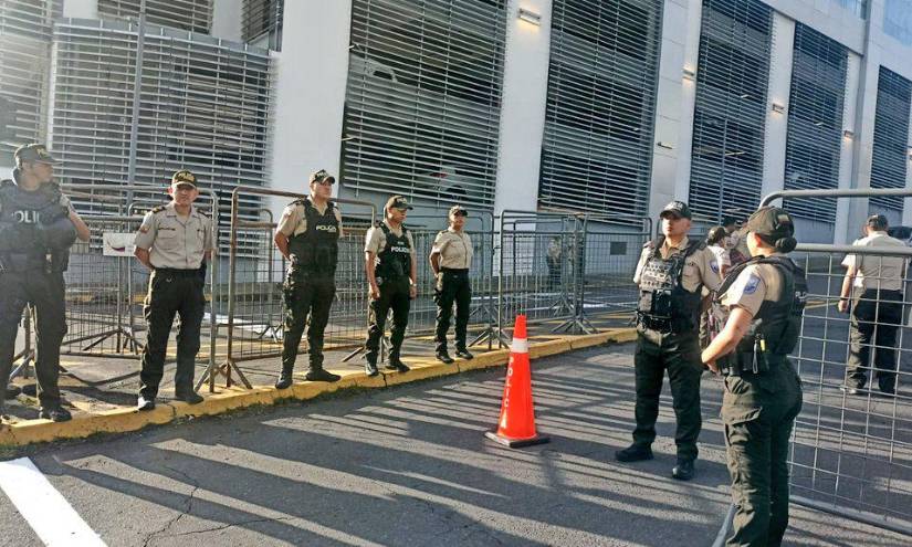 Un fuerte dispositivo de seguridad se ha dispuesto en los exteriores de la Asamblea Nacional.