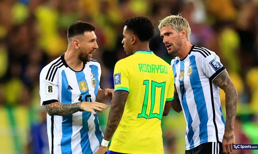 Rodrygo, de Brasil, en una discusión con Lionel Messi y Rodrigo De Paul, de Argentina.