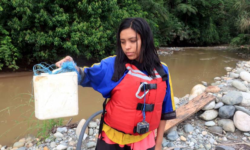 Amy, del colectivo Napo ama la vida, muestra la contaminación de los ríos.