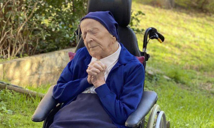 Imagen del 10 de febrero de 2021. La monja francesa Lucile Randon es ahora la persona más anciana del mundo. Sobrevivió al COVID-19.