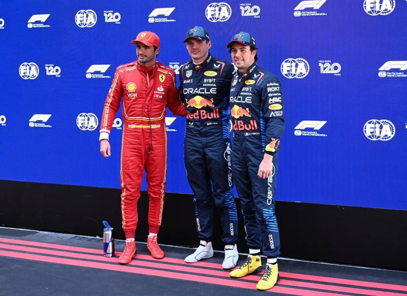 El español Carlos Sainz (Ferrari), el neerlandés Max Verstappen (Red Bull), líder del Mundial de Fórmula Uno, y el mexicano Sergio Pérez, después de la calificación para el Gran Premio de Australia