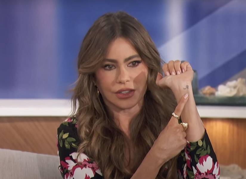 Imagen de archivo de Sofía Vergara mostrando su tatuaje en su muñeca.