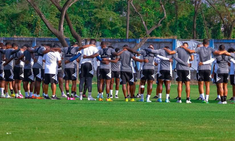 Jugadores de Emelec previo a un entrenamiento.