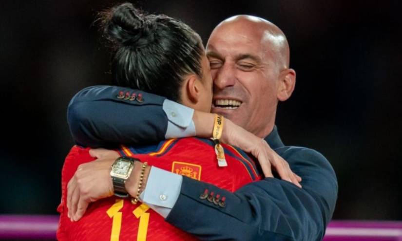 El momento antes de que Luis Rubiales bese a Jenni Hermoso, en Sídney, después de ganar el Mundial, el 20 de agosto de 2023