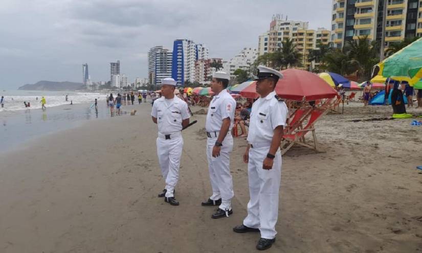 Miembros de la Armada realizan constante vigilancia en las playas.