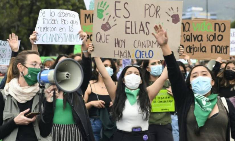 Mujeres en Quito se manifiestan a favor del aborto.