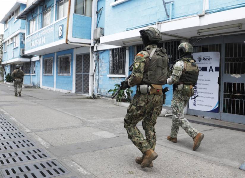 Imagen de militares resguardando el Municipio de Durán, tras conocerse el secuestro de la exalcaldesa Mariana Mendieta.