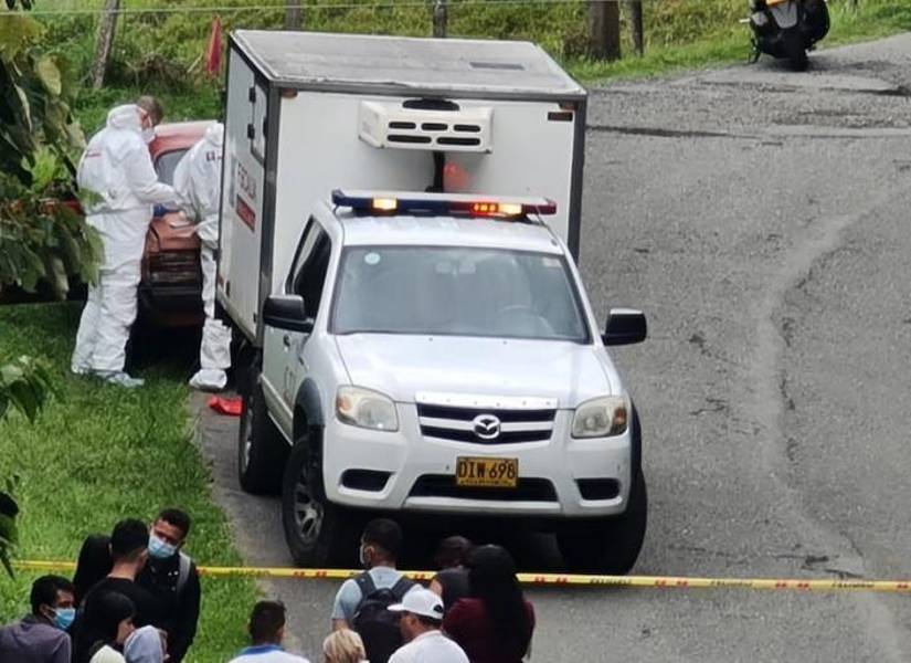 Forenses en el levantamiento de cadáver en Antioquia, Colombia.
