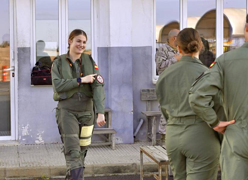 La princesa de Asturias, Leonor de Borbón, enseña a sus compañeros el parche que acredita que ha efectuado su primer vuelo en solitario en la Academia General del Aire y del Espacio.