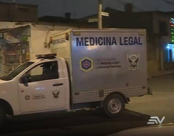 Un vehículo de Medicina Legal llegó hasta el Guasmo para recoger el cadáver de Antonio Layana.