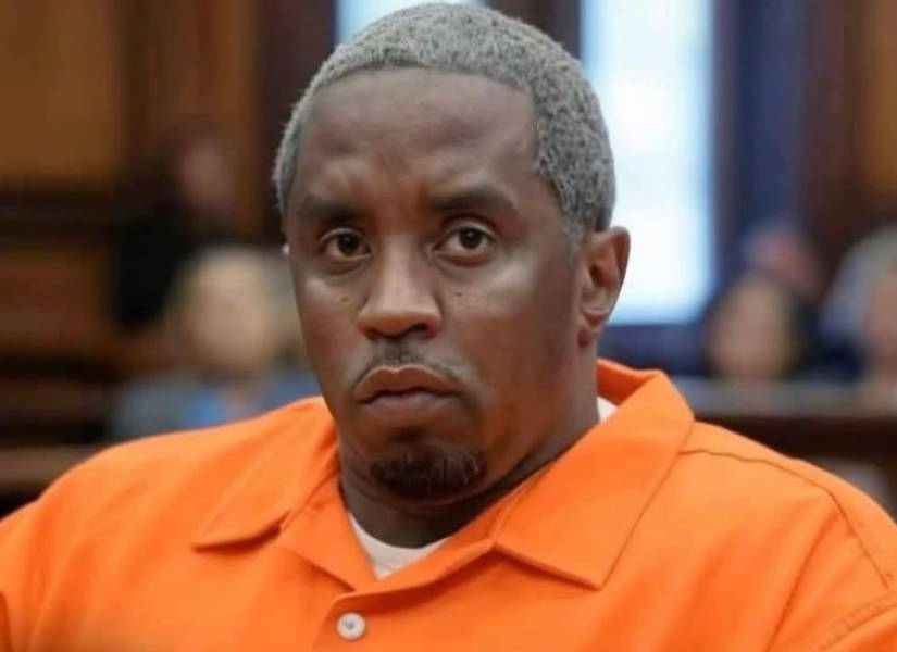 Imagen de P. Diddy en medio de un juicio vestido con uniforme naranja de PPL.
