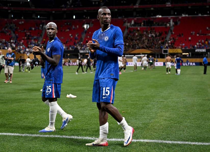 Moisés Caicedo y Nicolas Jackson aplauden tras vencer a Los Angeles FC por el Mundial de Clubes