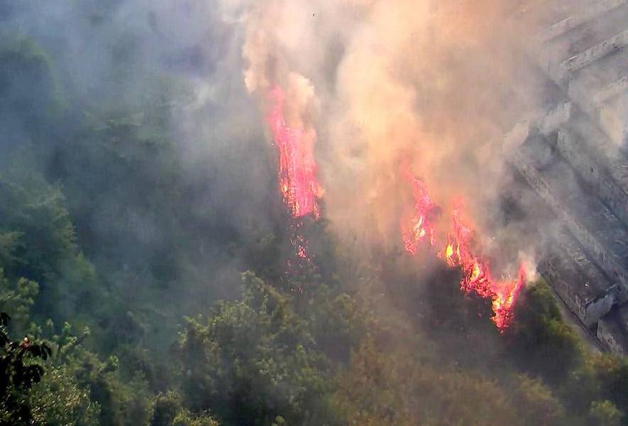 Un incendio se reporta en el Cerro del Carmen, atrás del Cementerio General de Guayaquil