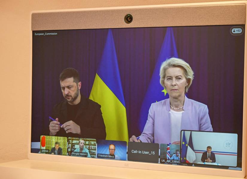La presidenta de la Comisión Europea, Úrsula van der Leyen (derecha), y el presidente de Ucrania, Volodímir Zelenski, aparecen en una pantalla durante una videoconferencia con el presidente francés, como parte de la llamada “coalición de los dispuestos”.