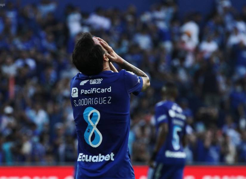 Sebastián Rodríguez festeja un gol con Emelec en un partido de Copa Libertadores.