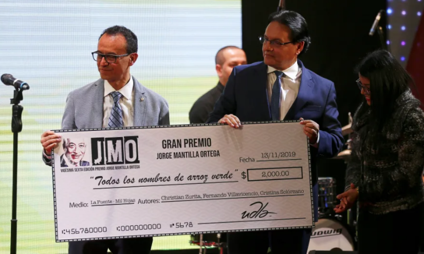 Imagen de noviembre de 2019. Christian Zurita, Fernando Villavicencio y Cristina Solórzano recibieron el premio Jorge Mantilla Ortega por la investigación del caso 'Arroz Verde'.