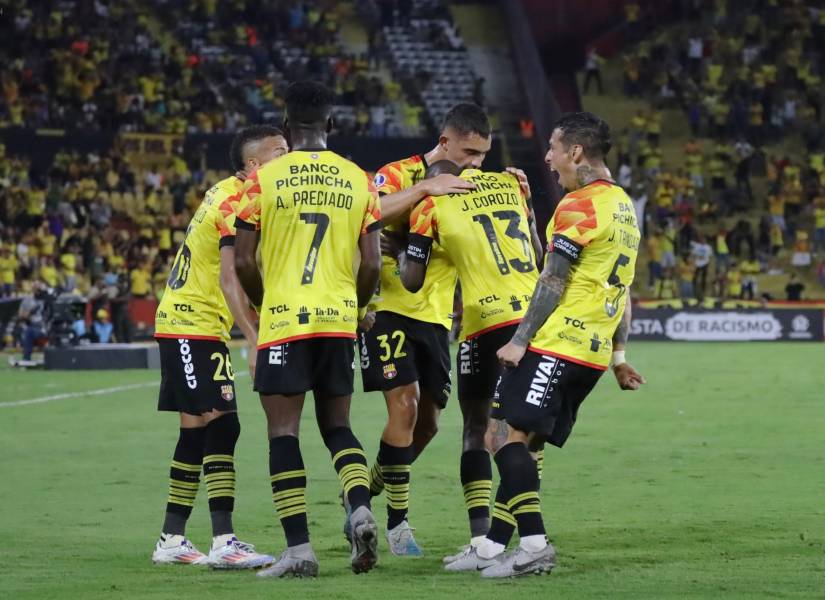 Jugadores de Barcelona SC celebrando el gol de Janner Corozo.