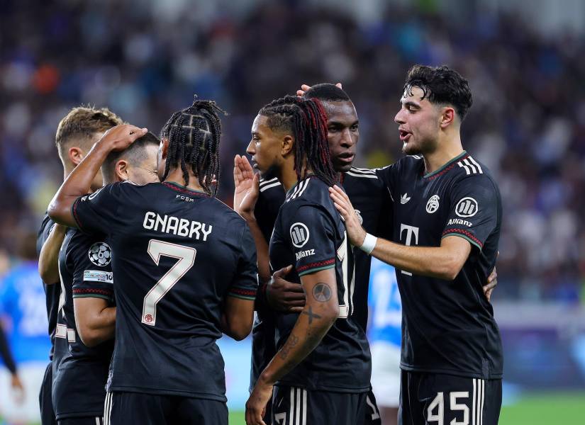 Michael Olise (C) del Bayern celebra después de anotar durante el partido de la fase de grupos de la UEFA Champions League entre el Pafos y el Bayern Múnich.