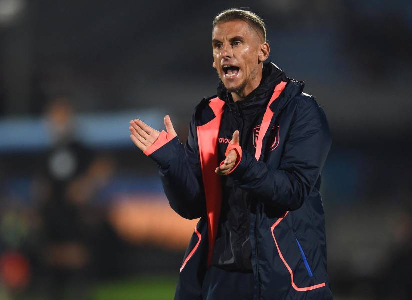 Sebastián Beccacece recibió el cariño de los futbolistas de Ecuador en la victoria sobre Nueva Zelanda.