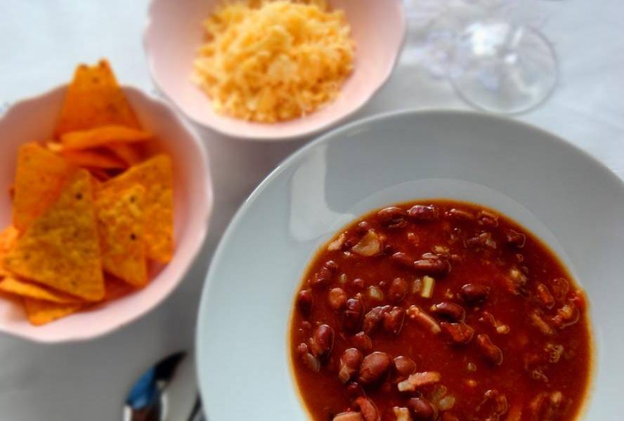 ¿Sabe mejor la comida servida en platos blancos y redondos?