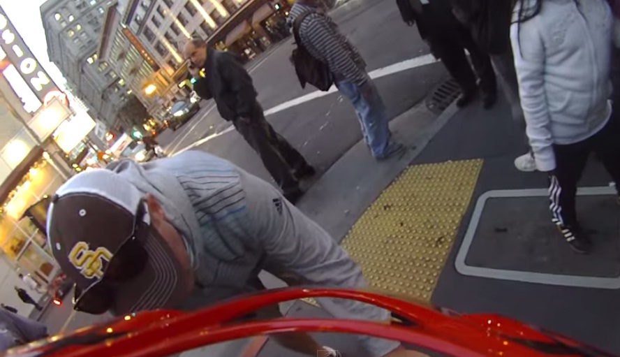 (VIDEO) El motociclista que chocó contra un auto, voló por el aire y cayó de pie