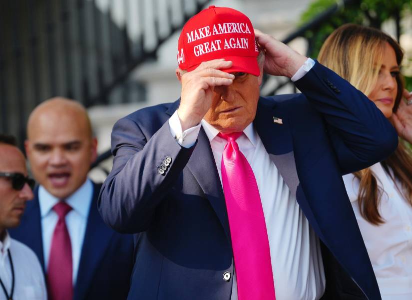 El presidente de Estados Unidos, Donald Trump, se pone una gorra de béisbol con el lema Make America Great Again después de firmar un nuevo proyecto de ley de impuestos e inmigración durante una ceremonia en la Casa Blanca en Washington DC, EE. UU., el 4 de julio de 2025.