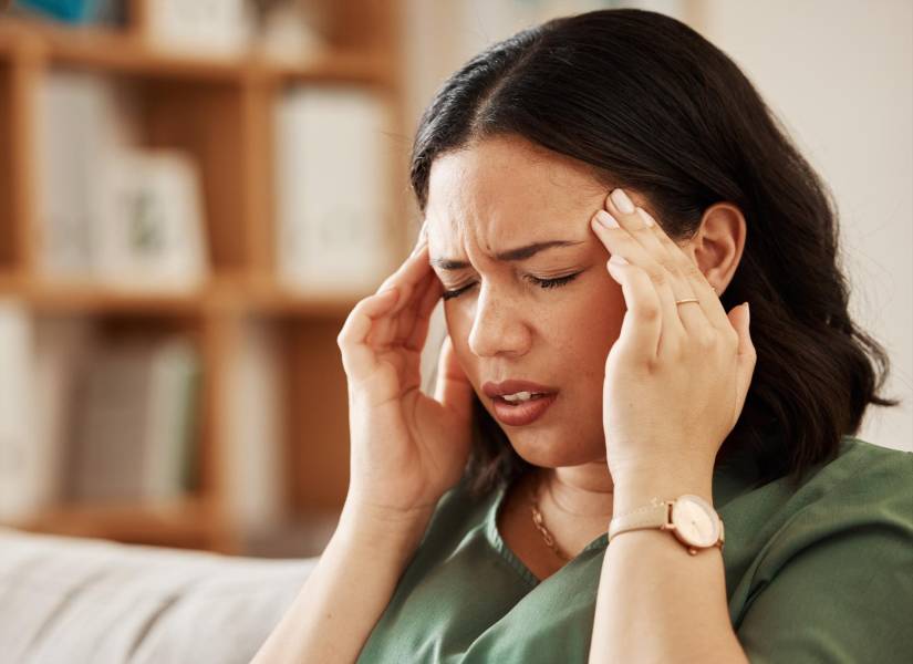 Mujer con migraña