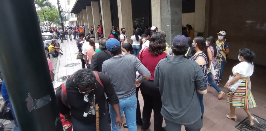 Largas filas en agencias del Registro Civil de varias ciudades