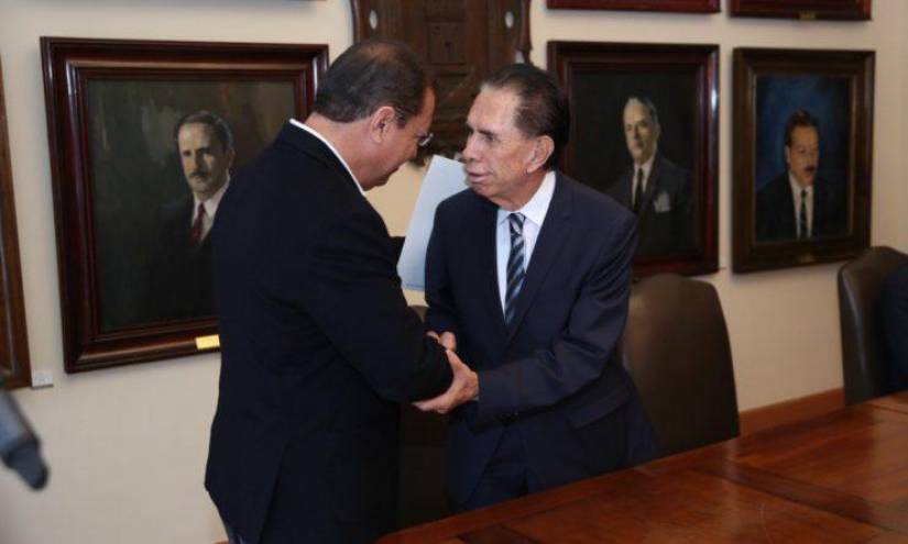 El alcalde Santiago Guarderas (izq.) saluda a don Alfonso Espinosa de los Monteros.