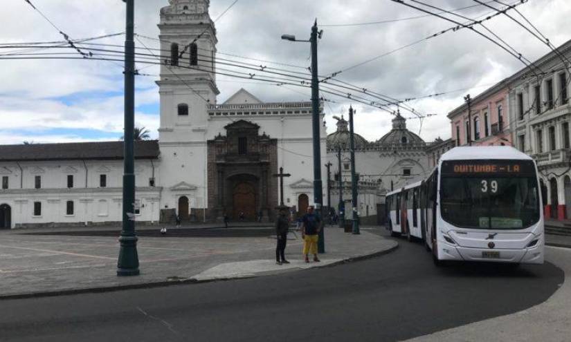 El servicio de Trolebús recorre la Plaza de Santo Domingo en el Centro Histórico.