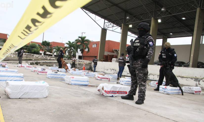 7 toneladas de clorhídrico de cocaína que tenían como destino Europa fueron incautados por la policía.