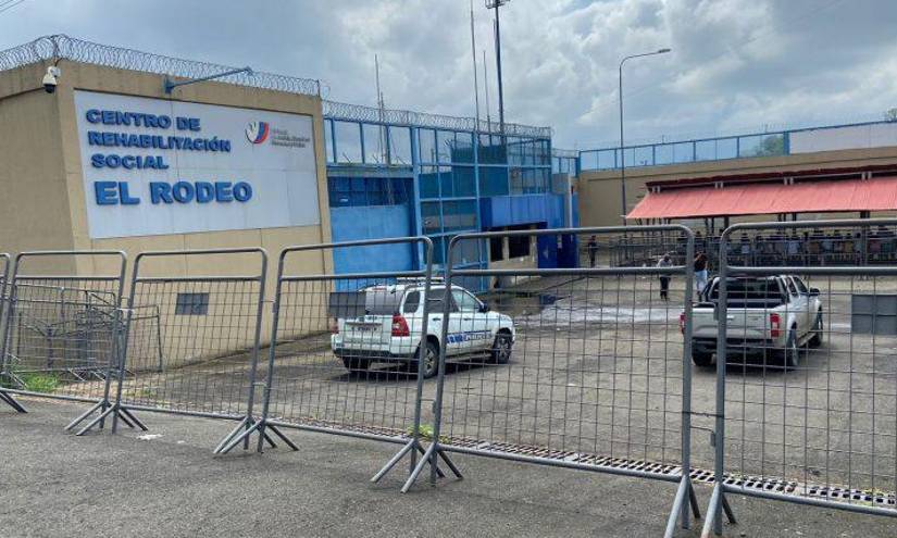 Imagen tomada desde el exterior de la cárcel El Rodeo, en Portoviejo.
