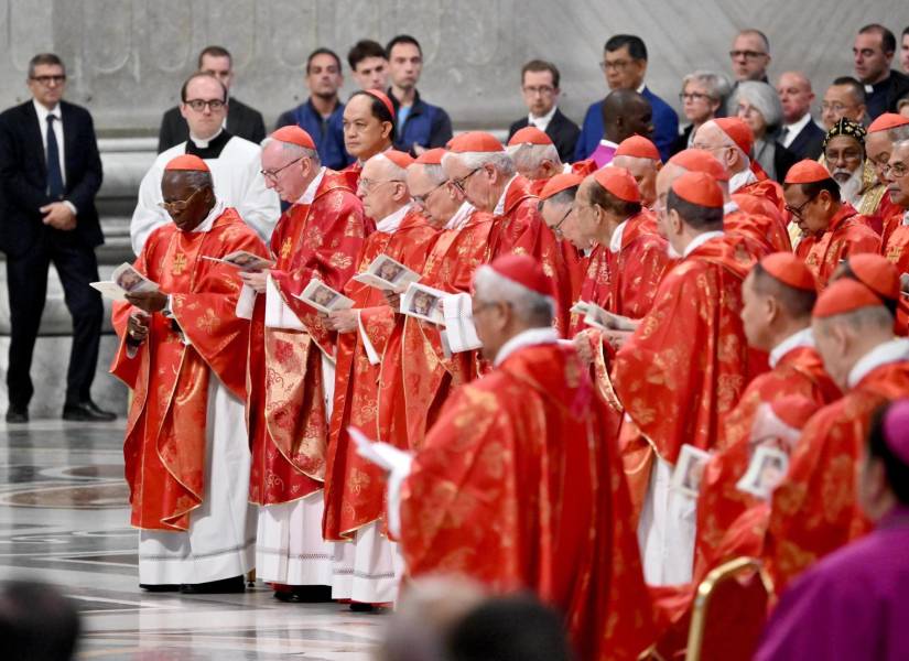 Los cardenales asisten a una misa especial para la elección del Papa, antes del inicio del cónclave, en la Basílica de San Pedro, en el Vaticano, el 7 de mayo de 2025.