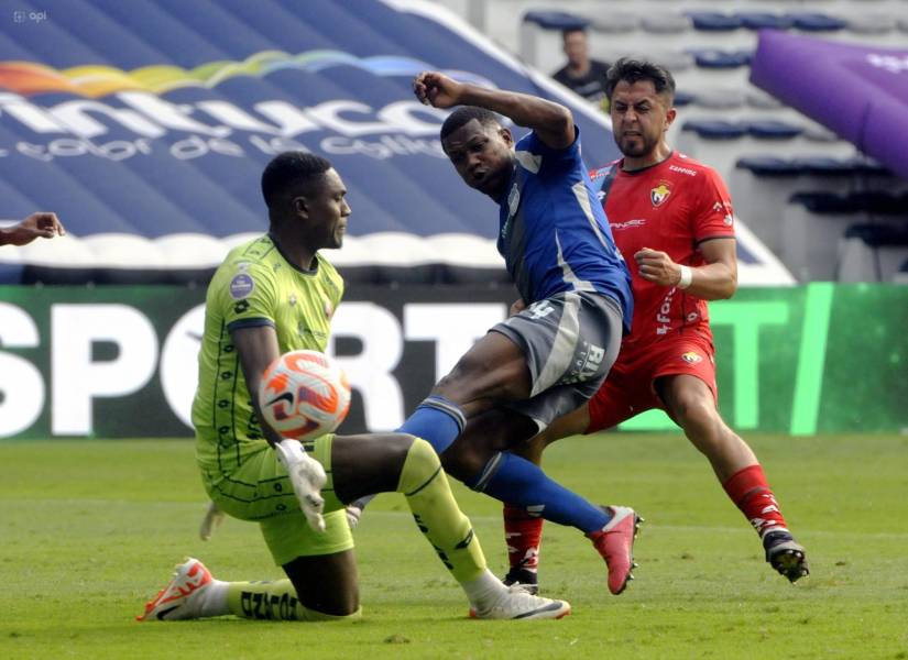 El portero de El Nacional, David Cabezas, en el partido contra Emelec por la fecha 29 de la LigaPro