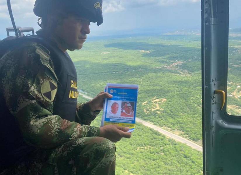 Fotografía cedida por el Ejército de Colombia que muestra a un militar mientras lanza volantes con la imagen de Luis Manuel Díaz, padre del futbolista Luis Díaz, durante un operativo de búsqueda en Barrancas, al norte de Colombia.