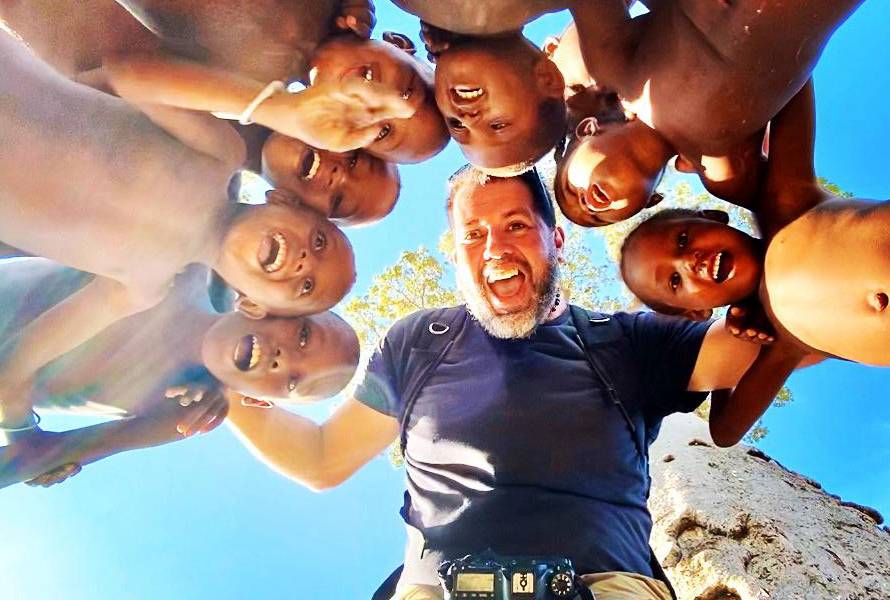 Manuel Avilés, el fotógrafo que recorre el mundo con su corazón puesto en Guayaquil