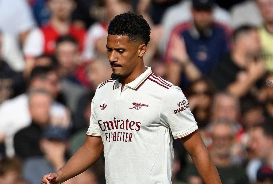 Arsenal: Saliba se lesiona en pleno partido y Piero Hincapié podría entrar en escena