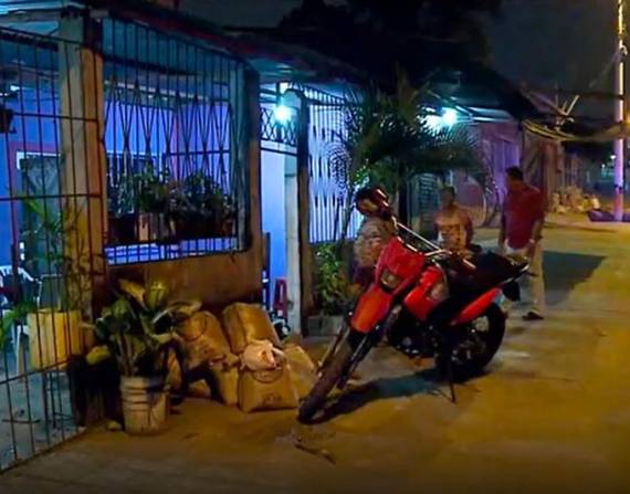 Los ciudadanos estaban dentro de una vivienda cuando dos sujetos que se movilizaban en una motocicleta llegaron al sitio.