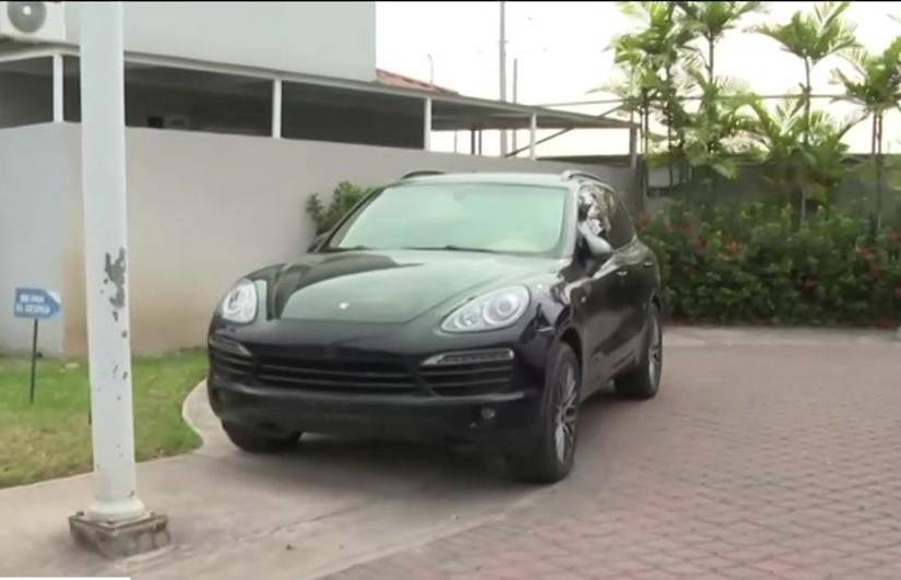 Imagen del Porsche Cayenne encontrado en una urbanización de Daule.