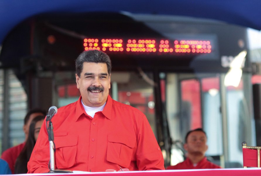 Maduro pide a trabajadores comprometerse &quot;por escrito&quot; a votar por él