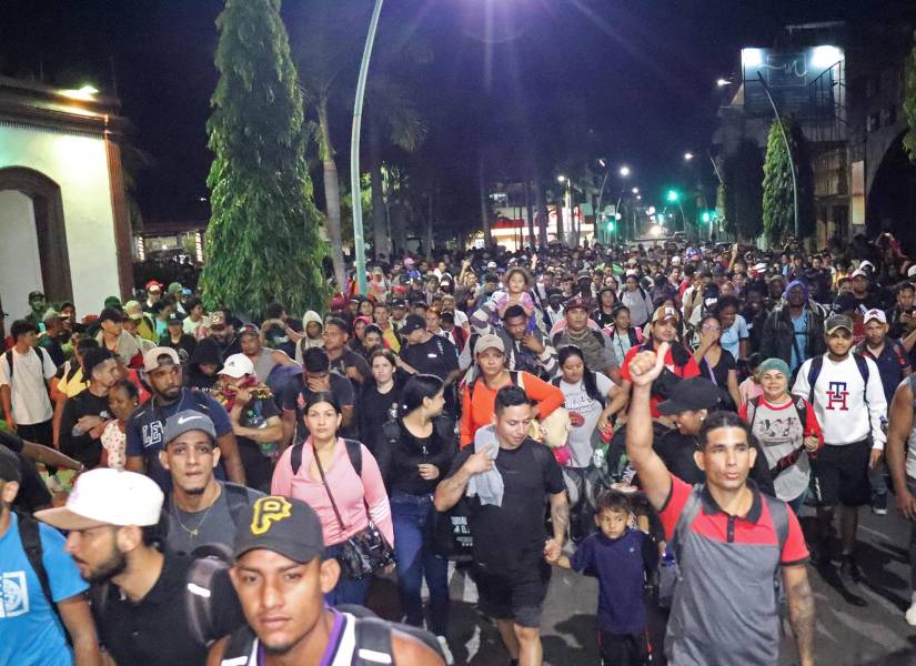 Migrantes caminan en caravana la madrugada de este domingo en el municipio de Tapachula, en el estado de Chiapas (México).