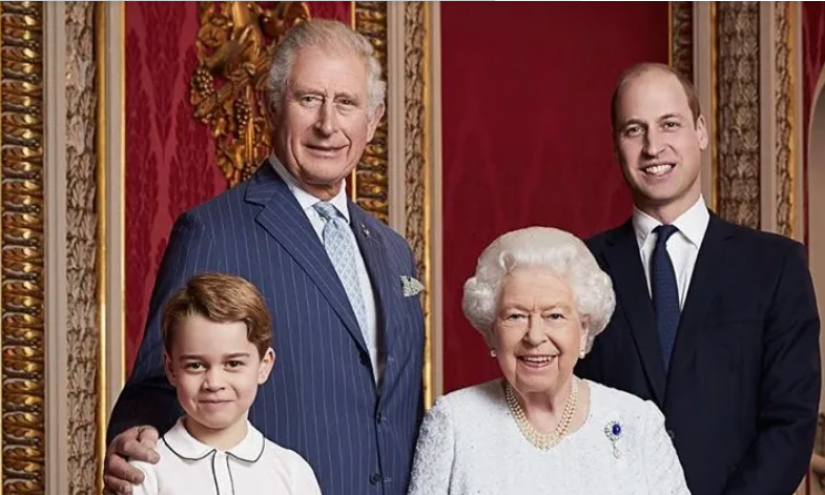 Los príncipes Carlos y Guillermo junto a la reina Isabel II, y el hijo de Guillermo.