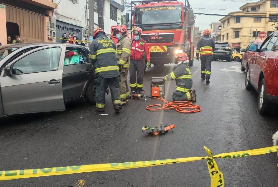 Tres vehículos se chocaron en el sur de Quito