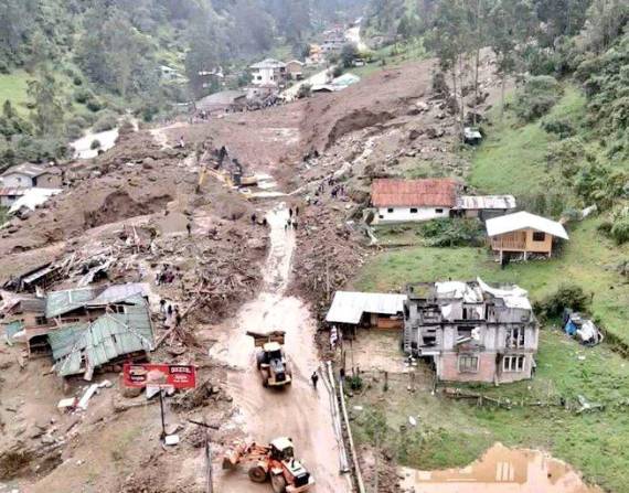 Unos 18.000 metros cúbicos de material han caído sobre cinco kilómetros de la carretera Cuenca-Molleturo.