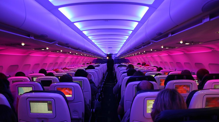 ¿Por qué se bajan las luces del avión al despegar y aterrizar? Un piloto lo revela
