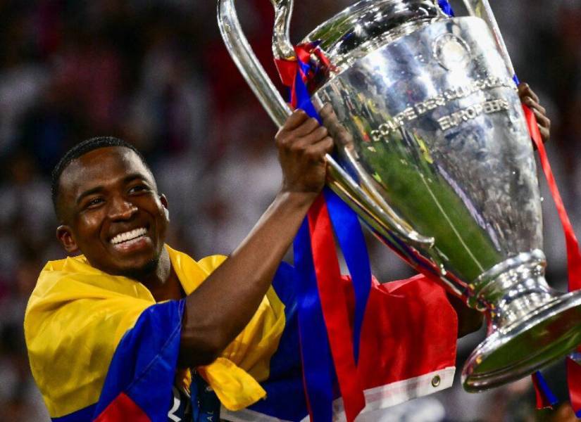 Willian Pacho levantado la Orejona.