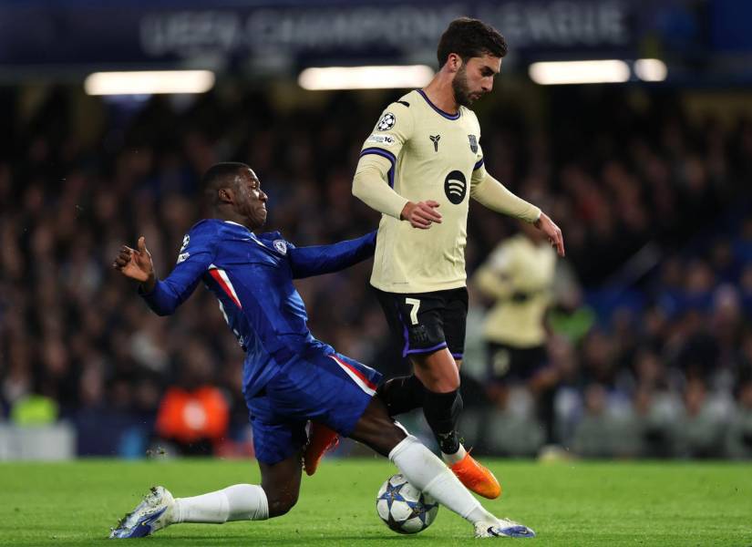 Moisés Caicedo, volante del Chelsea, en el partido ante el FC Barcelona por la quinta fecha de la fase inicial de la Champions League
