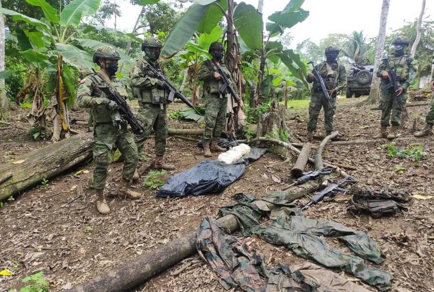 Fuerzas Armadas hallan droga y ropa militar en Matajillo, Esmeraldas
