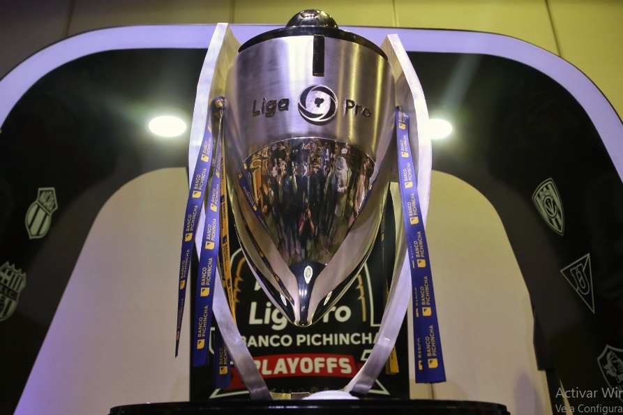 Liga Pro presenta trofeos para campeones de la serie A y B