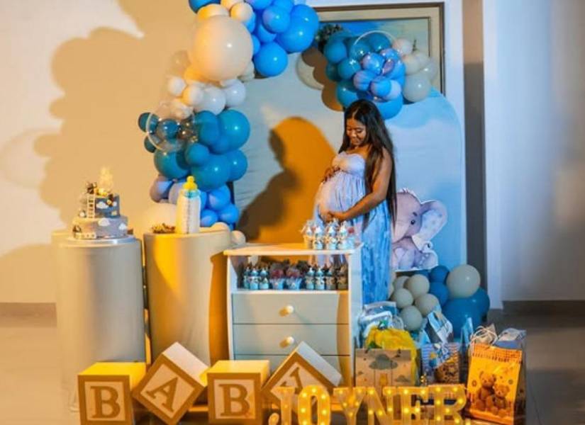 Angie Hernández durante el baby shower de su hijo.